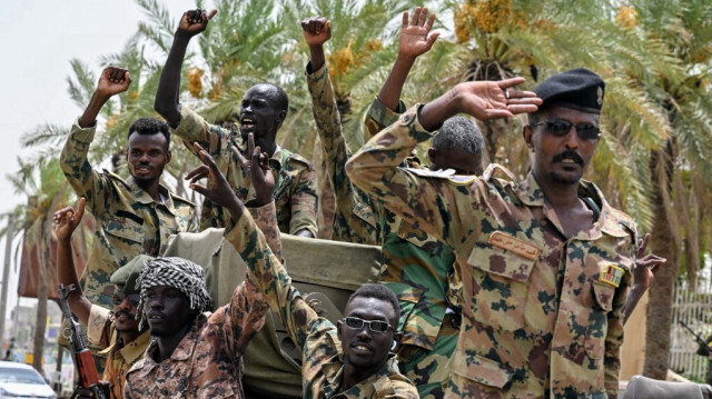 Des membres des forces armées soudanaises participent à un défilé militaire organisé à l'occasion de la Journée de l'armée devant le Club des officiers des forces armées à Port-Soudan, le 14 août 2024.