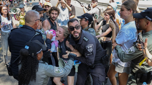 Des policiers arrêtent un manifestant lors d'un rassemblement à Tel-Aviv le 2 septembre 2024.