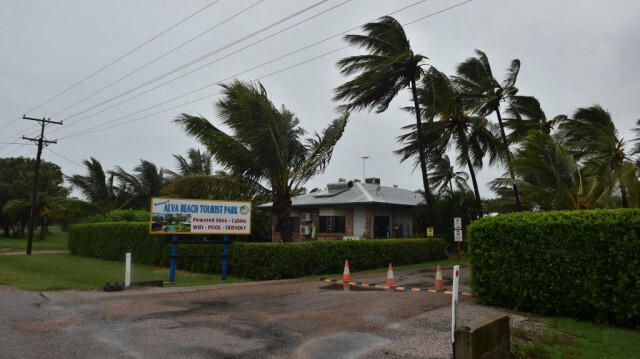 Des palmiers soufflent dans le vent dans la ville d'Ayr, dans l'extrême nord du Queensland, à l'approche du cyclone Debbie, en Australie.