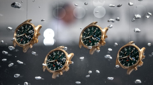 Des montres sont vues dans l'eau au stand de l'horloger suisse IWC lors de la journée d'ouverture du salon de l'horlogerie de luxe "Watches and Wonders Geneva",  à Genève.