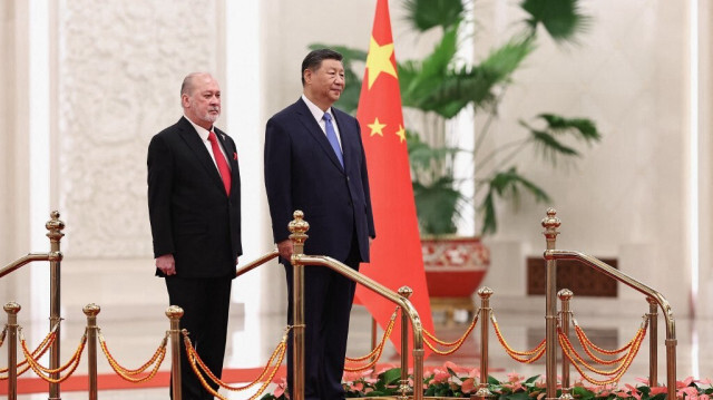 Le président chinois Xi Jinping (à droite) et le roi de Malaisie Sultan Ibrahim Iskandar (à gauche) assistent à une cérémonie de bienvenue au Grand Hall du Peuple à Pékin, le 20 septembre 2024.