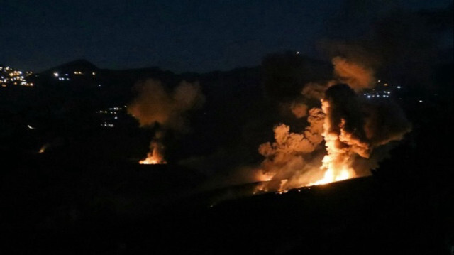 De la fumée et des flammes s'élèvent du site d'une frappe israélienne sur le village de Mahmoudiyeh, à la frontière sud du Liban, le 19 septembre 2024.