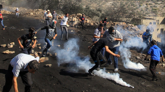 إصابة فلسطينيين بالاختناق خلال تفريق جيش الاحتلال مسيرة بالضفة