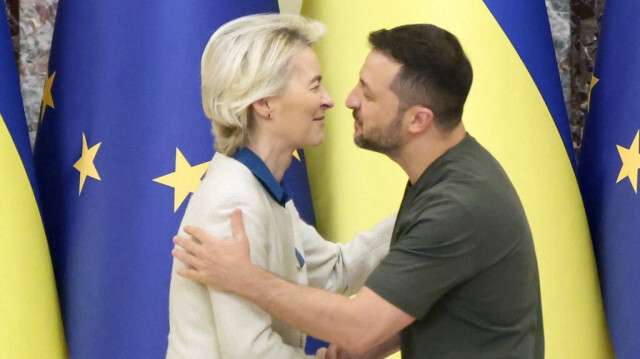 La présidente de la Commission européenne, Ursula von der Leyen et le président ukrainien, Volodymyr Zelensky.