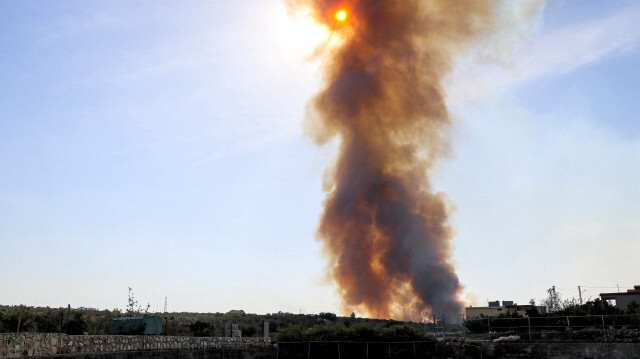 Un panache de fumée couvre le soleil lors d'un incendie de forêt qui aurait été déclenché par des tirs d'obus libanais en Israël, le 21 september 2024.