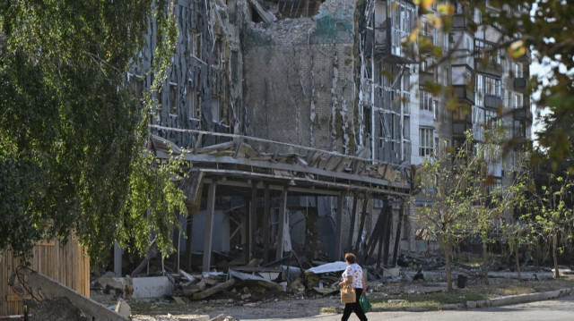 Un habitant passe devant un bâtiment lourdement endommagé dans la ville de Pokrovsk, dans la région de Donetsk, le 20 septembre 2024, lors de l'invasion russe de l'Ukraine. 