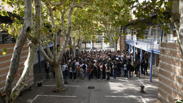 Des collégiens se rassemblent pour écouter des discours et observer une minute de silence, au collège Gaston-Deferre à Marseille, dans le sud de la France, le 16 octobre 2023. 