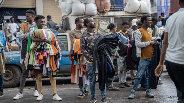 Des vendeurs vendent des vêtements dans le quartier historique de Merkato à Addis-Abeba, en Éthiopie, le 14 septembre 2024. 