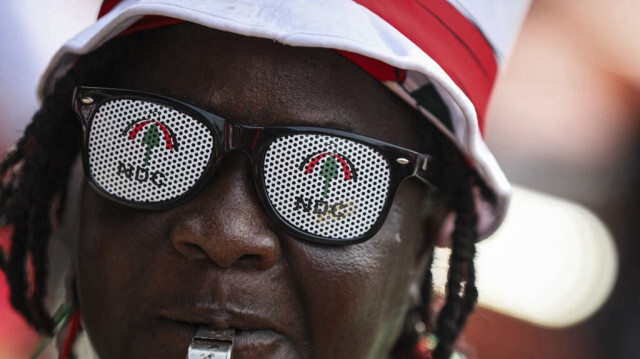 Un partisan du Congrès démocratique national (NDC) participe à une manifestation nationale du NDC contre l'inscription sur les listes électorales en vue de l'élection présidentielle de 2024, à Accra, le 17 septembre 2024.