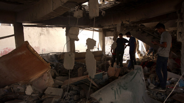 Des Palestiniens inspectent les dégâts sur le site d'une frappe israélienne sur une école hébergeant des Palestiniens déplacés dans le quartier Zaytoun de la ville de Gaza, le 21 septembre 2024.