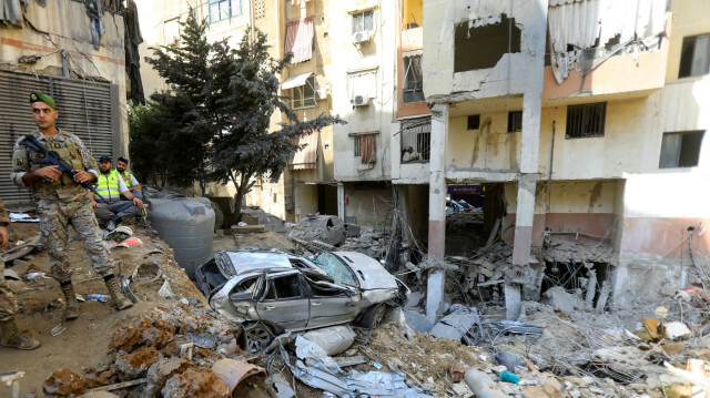 Un soldat de l'armée libanaise monte la garde sur les lieux d'une frappe israélienne qui a visé la banlieue sud de Beyrouth un jour plus tôt, alors que les opérations de recherche et de sauvetage se poursuivent le 21 septembre 2024. Le Hezbollah libanais a déclaré le 21 septembre qu'un deuxième commandant de haut rang figurait parmi les 16 combattants tués lors d'une frappe aérienne israélienne sur son bastion de Beyrouth la veille, soulignant l'ampleur du coup porté à ses dirigeants militaires.