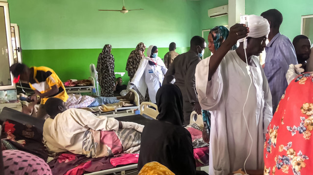 Une photo prise le 19 avril 2023 et obtenue par Médecins Sans Frontières (MSF) le 21 avril montre une salle bondée dans un hôpital d'El Fasher dans la région du Nord Darfour au Soudan, où de nombreuses personnes ont été blessées dans les combats en cours. Au Darfour, à quelque 800 kilomètres au sud-ouest de Khartoum, MSF a déclaré que la situation était "catastrophique" alors que les forces de deux généraux rivaux continuaient à se livrer à d'intenses combats de rue dans la capitale Khartoum, les deux parties belligérantes ignorant les appels à un cessez-le-feu.