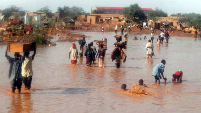 Des habitants de la ville d'Agadez, au nord du Niger, marchent dans une rue inondée le après les fortes pluies qui ont frappé le pays. (Archives)