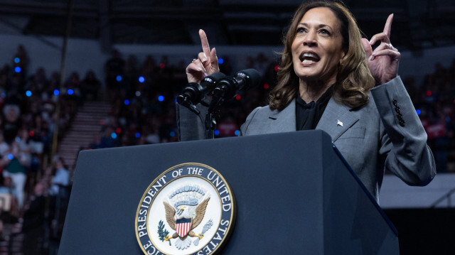 La candidate démocrate à la présidence, la vice-présidente Kamala Harris, s'exprime lors d'un meeting de campagne à l'Alliant Energy Center le 20 septembre 2024 à Madison, dans le Wisconsin. Mme Harris s'est adressée à une foule de 10 500 personnes lors de cet événement.