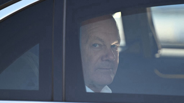 Le chancelier allemand Olaf Scholz quitte sa voiture après avoir visité la ville de Werder près de Potsdam, capitale du Land de Brandebourg, le 20 septembre 2024.