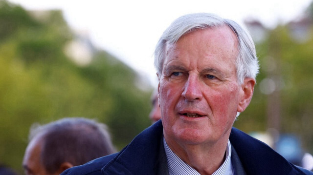 Le Premier ministre français Michel Barnier assiste au défilé des athlètes français ayant participé aux Jeux olympiques et paralympiques de Paris 2024 sur l'avenue des Champs-Élysées à Paris, le 14 septembre 2024.