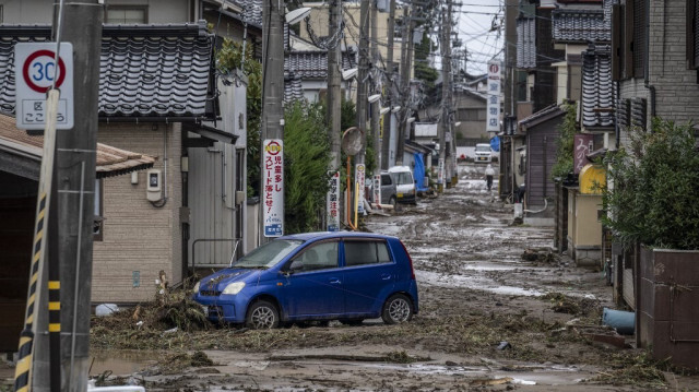 Une voiture bloquée sur une route couverte de boue à la suite de fortes pluies dans la ville de Wajima, préfecture d'Ishikawa, le 22 septembre 2024.