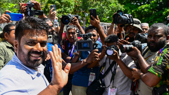 Le candidat à la présidence du parti National People's Power (NPP), Anura Kumara Dissanayaka (2L), quitte un bureau de vote après avoir déposé son bulletin lors de l'élection présidentielle au Sri Lanka, à Colombo, le 21 septembre 2024. Le Sri Lanka, en proie à des difficultés financières, a commencé à voter pour son prochain président le 21 septembre dans le cadre d'un véritable référendum sur un plan d'austérité impopulaire du Fonds monétaire international mis en place après la crise financière sans précédent qu'a connue la nation insulaire.