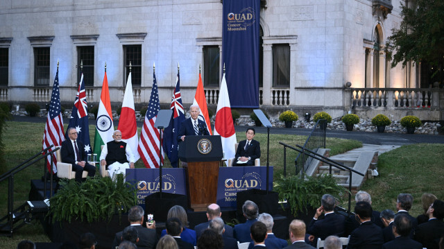 Le président américain Joe Biden (C), aux côtés du Premier ministre australien Anthony Albanese, du Premier ministre indien Narendra Modi, et du Premier ministre japonais Fumio Kishida, s'exprime lors du sommet quadrilatéral à l'Archmere Academy à Wilmington, Delaware, le 21 septembre 2024.