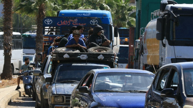 Civils déplacés dans un embouteillage, dans la ville sud-libanaise de Sidon, le 23 septembre 2024.