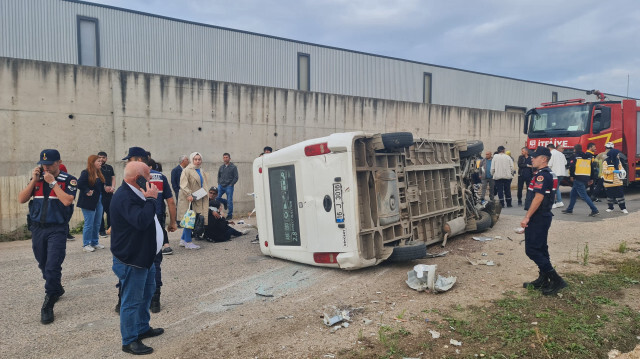 Bursa'da işçi servisi minibüsü devrildi.