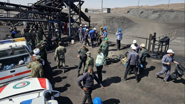 Les forces de sécurité rassemblées sur les lieux d'une explosion dans une mine de charbon à Tabas en Iran, le 22 septembre 2024. 