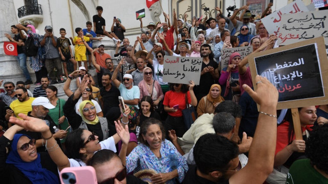 Des Tunisiens scandent des slogans et brandissent des pancartes lors d'une manifestation contre le président Kais Said sur l'avenue Habib Bourguiba de la capitale Tunis, le 22 septembre 2024, à l'approche des élections présidentielles.