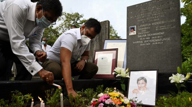 Des journalistes et des sympathisants allument des bougies sur la tombe du journaliste assassiné Lasantha Wickrematunge à l'occasion du 12e anniversaire de sa mort, à Colombo, le 8 janvier 2021. 