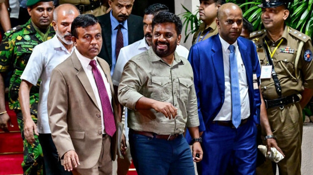 Le président élu du Sri Lanka, Anura Kumara Dissanayaka (C), quitte le bureau de la commission électorale à Colombo le 22 septembre 2024, après sa victoire à l'élection présidentielle.