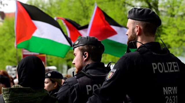 La détention d'un garçon de 10 ans par la police allemande lors d'une manifestation pour la Palestine a déclenché une vague de réactions indignées sur les réseaux sociaux.