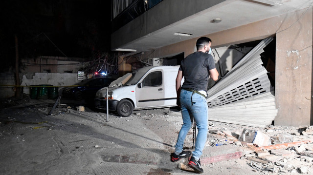 Des voitures et des bâtiments endommagés après une attaque israélienne dans le quartier Madi à Dahiyeh, au sud de la capitale libanaise Beyrouth, le 23 septembre 2024.