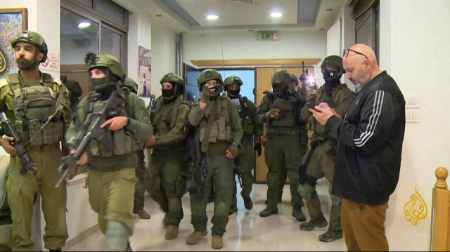 Soldats israéliens entrant dans le bureau d'Al Jazeera à Ramallah, en Palestine occupée, pour émettre un ordre de fermeture de 45 jours, le 21 septembre 2024.