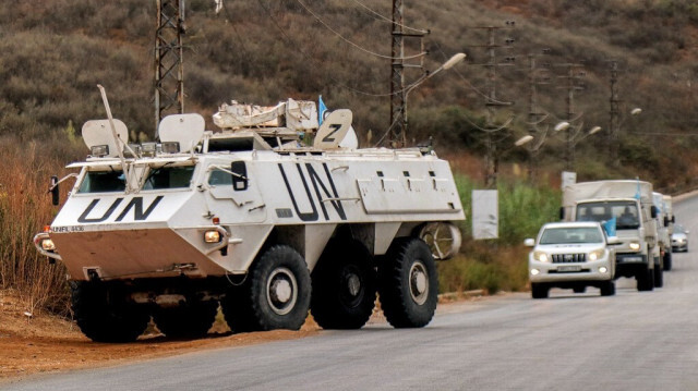 Un véhicule blindé de transport de troupes de la Force intérimaire des Nations Unies au Liban (FINUL) patrouille le long de la route al-Khardali, au sud du Liban, le 17 septembre 2024.