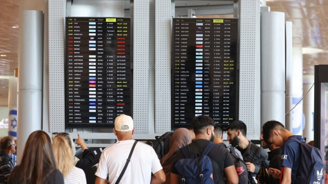 Les passagers vérifient leurs vols à l'aéroport Ben Gourion près de Tel-Aviv le 6 août 2024.