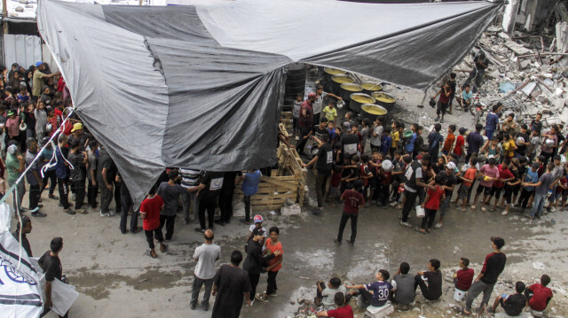 Des Palestiniens ayant trouvé refuge dans le camp de réfugiés de Jabaliya, au nord de la bande de Gaza, après avoir fui les attaques menées par l'armée israélienne, le 24 septembre 2024.