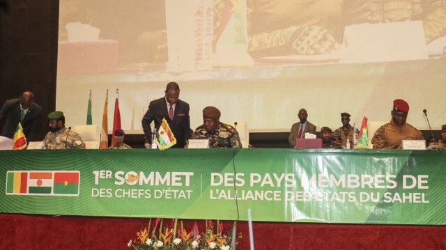 Le chef du gouvernement militaire du Niger, le général Abdourahamane Tiani (C), le colonel malien Assimi Goita (G) et le capitaine burkinabé Ibrahim Traore (D) signent les documents de la Confédération des États du Sahel (AES) lors de leur premier sommet à Niamey, le 6 juillet 2024.