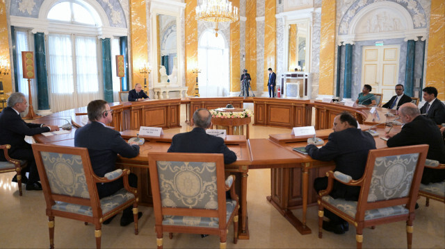 Sur cette photo publiée par l'agence d'État russe Sputnik, le président Vladimir Poutine rencontre à Saint-Pétersbourg, le 12 septembre 2024, les responsables des BRICS en matière de sécurité.