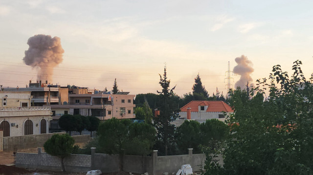 Des colonnes de fumée s'élèvent dans la région de Baalbek, dans le sud du Liban, après une frappe de l'armée israélienne, le 23 septembre 2024.