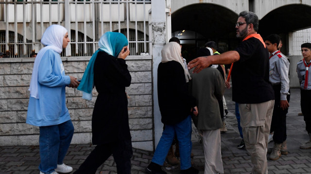 Des Libanais ayant quitté leurs maisons en raison des attaques israéliennes placés dans des bâtiments scolaires à Beyrouth.