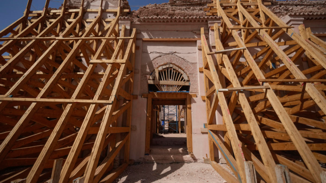 Деревянная конструкция поддерживает Великую мечеть Тинмель, которая была построена в 12 веке.