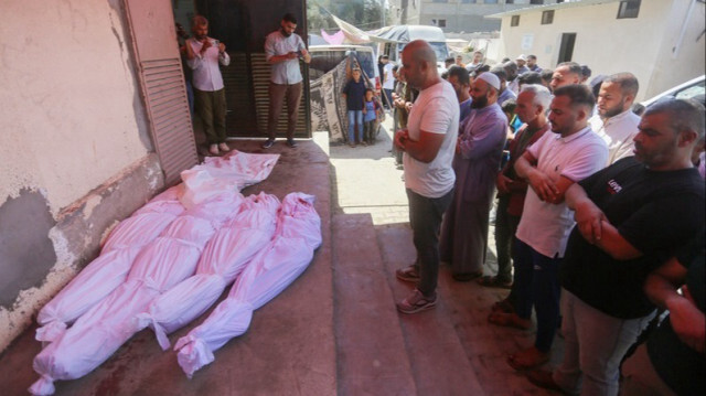 Les corps des Palestiniens qui ont perdu la vie à la suite de l'attaque israélienne sur le camp de réfugiés de Bureij, à Deir Al-Balah dans la Bande de Gaza, le 25 septembre 2024.