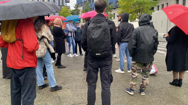 Une quainzaine de personnes se sont de nouveau rassemblées devant les locaux de la PJ (Police Judiciaire) à Paris, le 25 septembre 2024.  