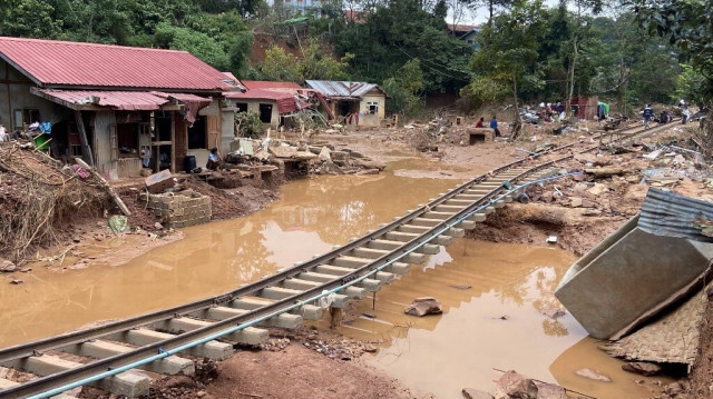 Des voies ferrées détruites après des inondations importantes dans la commune de Kalaw, dans l'État Shan du Myanmar, le 19 septembre 2024, à la suite de fortes pluies consécutives au typhon Yagi.