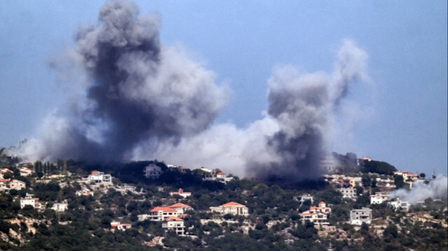 Un nuage de fumée apparaît lors d'une frappe aérienne israélienne dans le sud du Liban, le 25 septembre 2024.