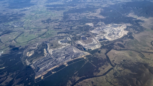 Une photo prise le 16 juin 2024 montre une vue aérienne de la mine de charbon à ciel ouvert Bulga de Glencore, située près de Mount Thorley, dans la région de la vallée de Hunter, au nord de Sydney.