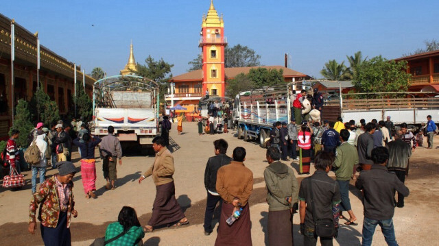 Des résidents qui ont fui les zones de conflit près de la frontière entre le Myanmar et la Chine, se rassemblant dans la ville de Lashio et attendant de trouver un moyen de transport pour retourner dans leur ville d'origine.