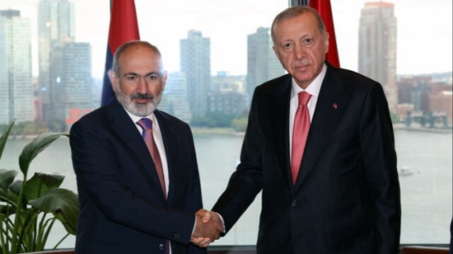 Le Président turc Recep Tayyip Erdogan (D), qui se trouve à New York pour la 79e session de l'Assemblée générale des Nations Unies (ONU), a reçu le Premier ministre arménien, Nikol Pashinyan (G) à la Maison de la Turquie à New York, aux États-Unis, le 24 septembre 2024.