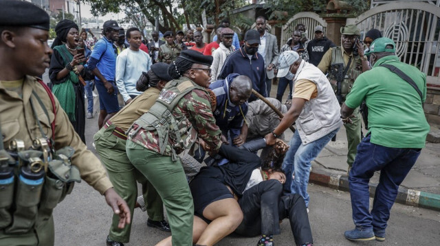 Des policiers kenyans arrêtent des militants devant le bureau du président à Nairobi, le 24 septembre 2024, alors que des familles et des représentants de la société civile se rassemblent pour remettre une liste des disparus lors des manifestations contre les hausses d'impôts proposées par le gouvernement.