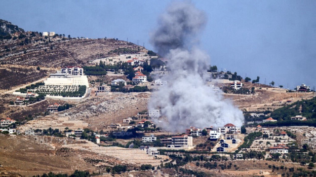 Un nuage de fumée apparaît lors d'une frappe aérienne israélienne sur le village de Sujud, dans le sud du Liban, le 25 septembre 2024. 