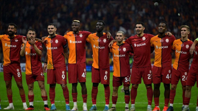 Les joueurs de Galatasaray célèbrent leur victoire lors du match de football du 1er tour de l'UEFA Europa League entre Galatasaray SK et le PAOK FC au complexe sportif Ali Sami Yen à Sisli, près d'Istanbul, le 25 septembre 2024.